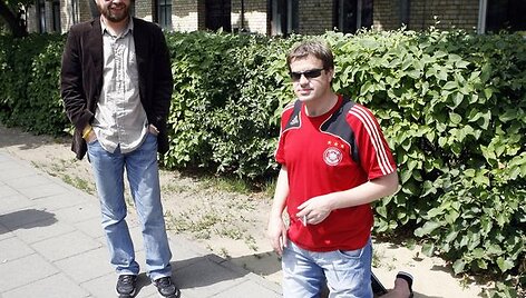 Prodiuseris R.Skaisgirys vyri&scaron;kai įvykdė jam skirtą užduotį &ndash; valandą klūpėjo prie Vokietijos ambasados Vilniuje. Tai teko daryti, nes pralaimėjo lažybas &ndash; Vokietijos futbolo rinktinė netapo Europos futbolo čempionato nugalėtoja.
