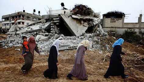 Gazos ruože &scaron;imtai tūkstančių palestiničių liko be namų.