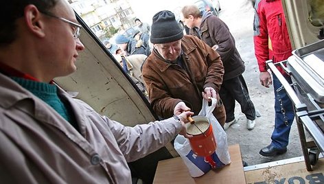 Eilės prie labdaros organizacijų dalijamo nemokamo maisto ilgėja.