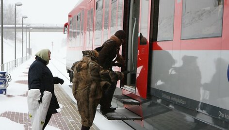Naujieji &bdquo;Lietuvos geležinkelio&ldquo; pirkiniai greitu laiku neatsipirks, tačiau esą padės įmonei sutaupyti elektros energijos bei remontų i&scaron;laidoms.