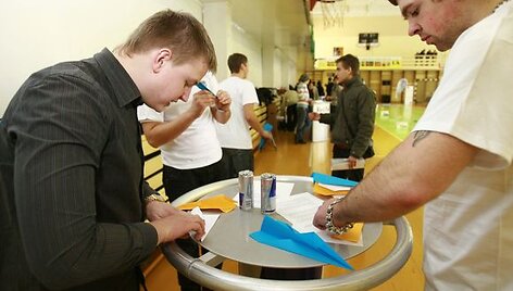 Pasiruo&scaron;imas varžyboms &ndash; lankstomi lėktuvėliai.