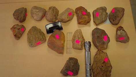 Panemunės kelio poste sulaikyti gintaro gabalai &ndash; beveik 27 kg, įvertinti beveik 25 tūkst. litų.