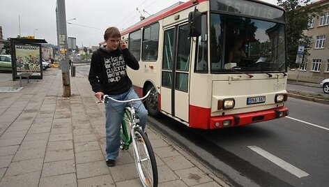 Nesusitarus su troleibuso ar autobuso vairuotoju, vilniečiams teka minti dviratį ir į statų kalną, ir užklupus lietui.