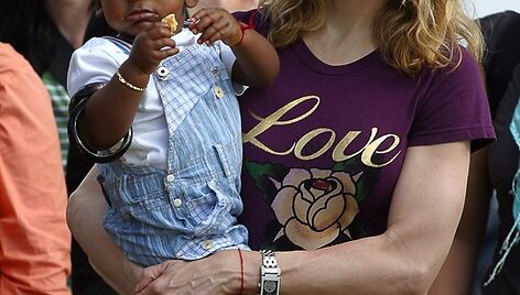 Madonna su įsūniu.