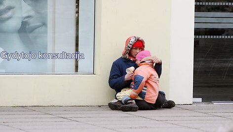 Ant kelių mergaitę pasisodinusi ir i&scaron;maldos i&scaron; praeivių pra&scaron;iusi moteris ją sulaikiusiems pareigūnams tvirtino, jog nieko neleistino nedarė.