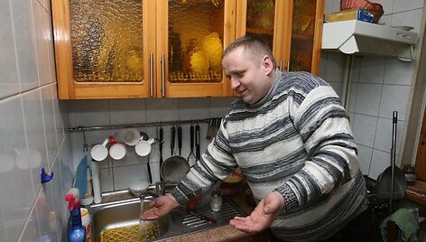 Vilniečio Grigorijaus namuose, kol atiteka kar&scaron;tas vanduo, kar&scaron;to vandens skaitiklis sukasi skaičiuodamas &scaron;alto vandens kiekį.