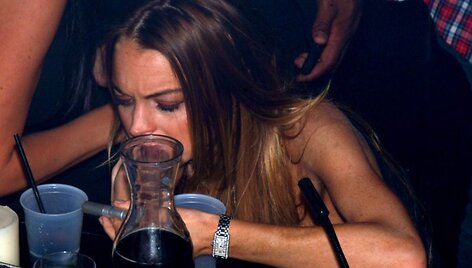 Lindsay Lohan nesilaiko paskirtojo bandomojo laikotarpio sąlygų.
