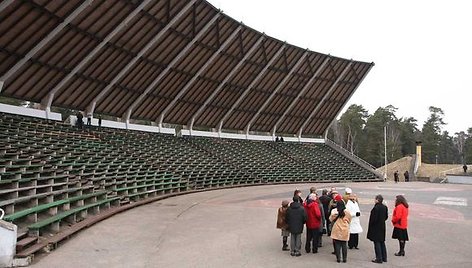 Savivaldybės atstovai užtikrino, jog iki liepos mėnesio Vasaros koncertų estrada bus sutvarkyta.