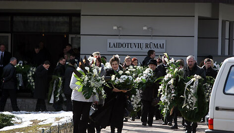 Prie laidotuvių rūmų