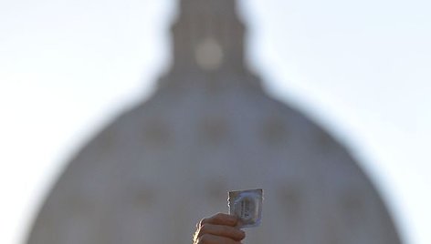 Popiežių pasitiko protestuotojai su prezervatyvais rankose.