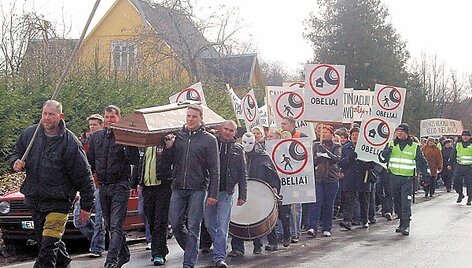 Procesijos dalyviai sakė, laidojantys valdžios pažadus suremontuoti kelią kuriame žūsta ir sužalojama daug žmonių.