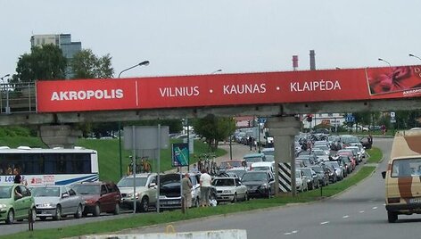 Ties Naująja perkėla nusidriekė automobilių eilės.