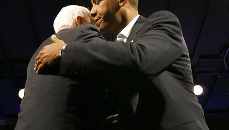 Johnas McCainas (kairėje) ir Barackas Obama.