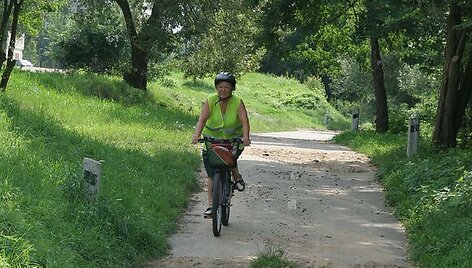 Po lietaus ant dviračių tako ties &Scaron;ančiais atsiradusios smėlio sąna&scaron;os dviratininkams dar įveikiamos, tačiau &scaron;iuo keliu važinėjantiems riedutininkams &ndash; nemenka kliūtis.