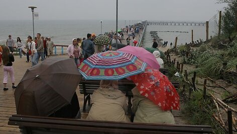 Nepaisant permainingo oro didžiausią Lietuvos kurortą pamilę rusų turistai čia grįžta kasmet ir praleidžia iki trijų savaičių.