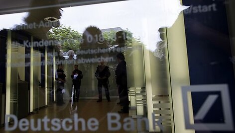&bdquo;Deutsche Bank&ldquo; kaltinamas dviejų tarybos narių ir vieno akcininko &scaron;nipinėjimu.