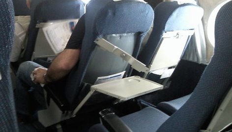 Šioje nuotraukoje matyti lėktuvo salone buvęs sulūžęs krėslas.