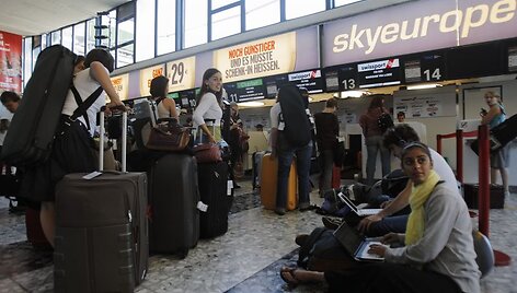 &bdquo;SkyEurope&ldquo; at&scaron;aukus visus skrydžius Europoje, kitų oro linijų skrydžio keleiviai laukia kaip i&scaron;sigelbėjimo.