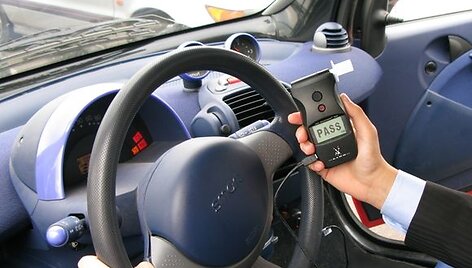 Automobilio užvedimą blokuojantis alkotesteris