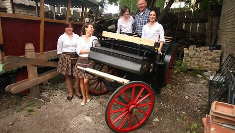 &Scaron;i neseniai pagaminta karieta-grilis &scaron;iandien i&scaron;važiuos į Gdanską, kur &bdquo;maitins&ldquo; festivalio svečius.