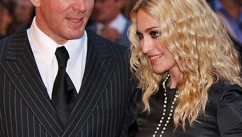 Madonna ir Guy Ritchie filmo &bdquo;RocknRolla&ldquo; premjeroje atrodė laimingi būdami kartu.
