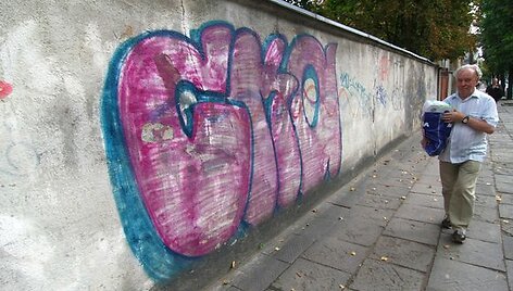 Ant &scaron;ios chuliganų i&scaron;pai&scaron;ytos tvoros, esančios Kęstučio gatvėje, grafitų gerbėjai galės kurti legaliai.