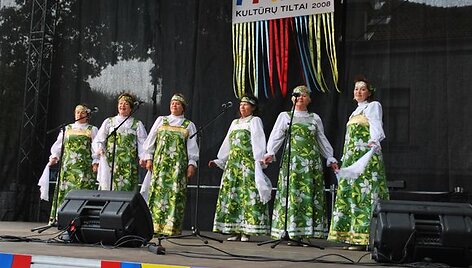 Prie Muzikinio teatro įsikūręs festivalis &bdquo;Kultūrų tiltai&ldquo; pristatė skirtingų tautinių mažumų menines programas bei amatus.