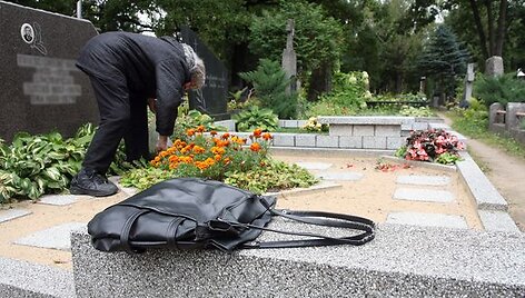 Kapuose prie artimųjų kapų besidarbuojančių vyresnio amžiaus moterų daiktai &ndash; lengvas grobis vagi&scaron;iams.