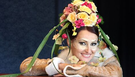 M.Vasiliausko kūrinius noriai demonstruoja žymios Lietuvos moterys.