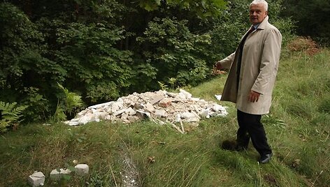 Po nakties Antakalnio pu&scaron;yne i&scaron;dygo statybinių &scaron;iuk&scaron;lių sąvartynas.