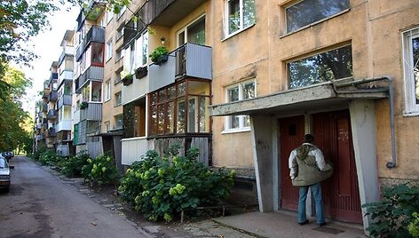 Vos dviejų mėnesių amžiaus kūdikis likimo valiai buvo paliktos &scaron;io, Taikos prospekte esančio daugiabučio laiptinėje.
