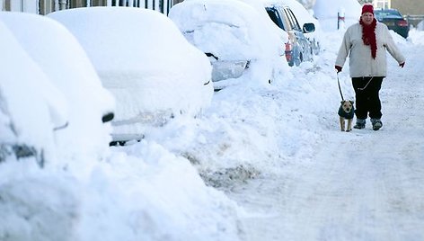 Žiema nesitraukia iš Europos – gausus sniegas ir šaltis trikdo eismą, palieka žmones be elektros.