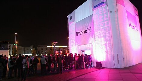 Europos aik&scaron;tėje būriavosi &bdquo;iPhone 3G&ldquo; gerbėjai.