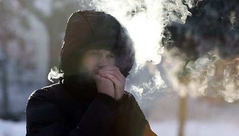 Šią žiemą gyventojams tenka šalti ne tik pakeliui į darbą, bet kartais ir darbe.