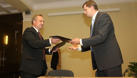 Atnaujintą sutartį pasira&scaron;ė KTU rektorius Raimundas &Scaron;iaučiūnas (kairėje) ir A.Kupčinskas.
