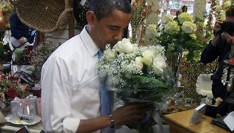 Barackas Obama perka rožes žmonai.