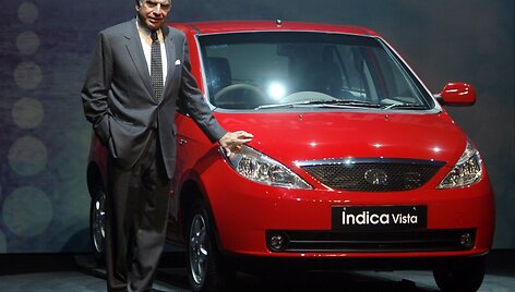 &bdquo;Tata&ldquo; grupės pirmininkas Ratan Tata pozuoja &scaron;alia vieno kompanijos automobilių.