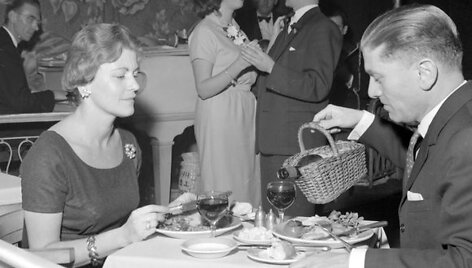 Egonas Ronay'us su žmona 1959-aisiais