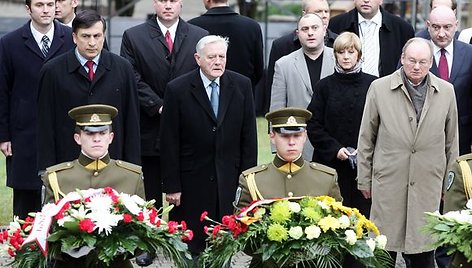 M.Saakašvilis, V.Adamkus ir Č.Juršėnas lankėsi Antakalnio kapinėse Vilniuje.