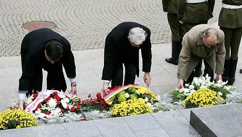 M.Saakašvilis, V.Adamkus ir Č.Juršėnas lankėsi Antakalnio kapinėse Vilniuje.