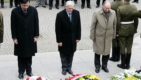 M.Saakašvilis, V.Adamkus ir Č.Juršėnas lankėsi Antakalnio kapinėse Vilniuje.