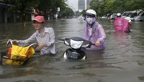 Hanojaus (Vietnamas) gatvės virto upėmis.