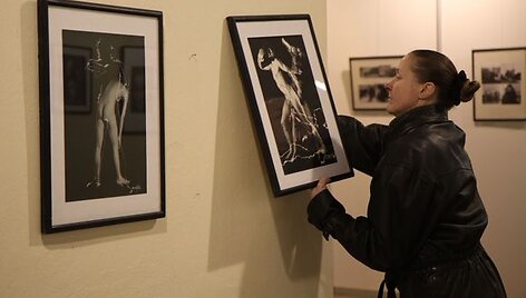 Kauno &bdquo;Fujifilm&ldquo; galerijoje ant sienų kabinami paskutiniai G.Bindės parodos &bdquo;Fotografijų rinktinė&ldquo; darbai.