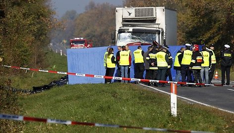 Policijos pareigūnų teigimu, nelaimės priežastys galėjo būti rūkas ir pernelyg didelis greitis.