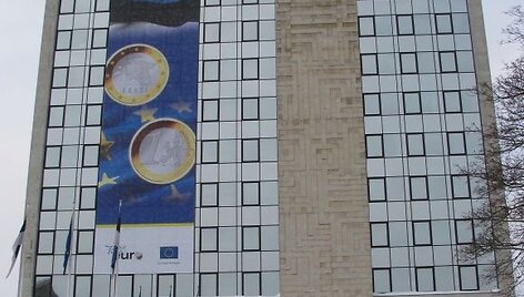 Estijos finansų ministerijos pastatą puo&scaron;ia specialus plakatas.