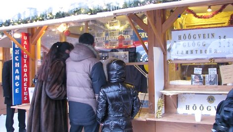 Valiutos keitykla, veikianti Taline &scaron;urmuliuojančioje &scaron;ventinėje mugėje, sulaukia daug klientų.
