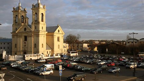 Aik&scaron;telė prie &bdquo;Akropolio&ldquo; priklauso savivaldybei. Įrengiant aik&scaron;tę buvo žadama ją naudoti įvairiems miesto renginiams, mugėms. 