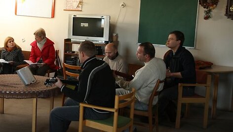 Reabilitacijos centre pokalbiams apie kasdienybės rūpesčius, dvasinio tobulėjimo dalykus centro gyventojai renkasi dukart per dieną &ndash; ryte ir vakare.