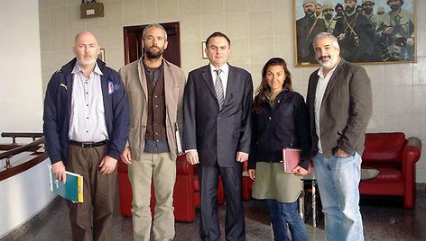 Iš kairės į dešinę: žurnalistai Stephenas Farrelas, Tyleris Hicksas, Turkijos ambasadorius Libijoje Leventas Sahinkaya, Lyndsey Addario ir Anthony Shadidas