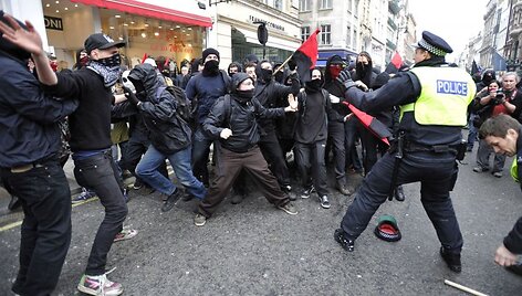 Pareigūnai susirėmė su protestuotojais